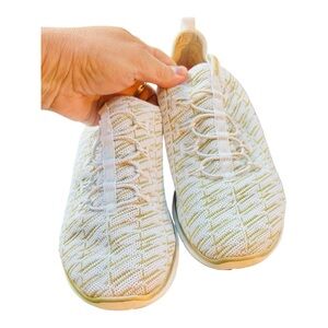 Skechers white and gold relaxed fit sneakers comfort shoes sz 7